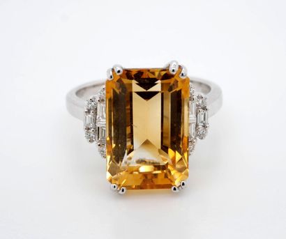 BAGUE en or gris, citrine, diamants baguettes...