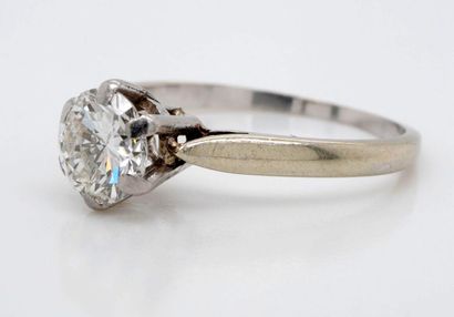 BAGUE solitaire en or gris, diamant.
White...