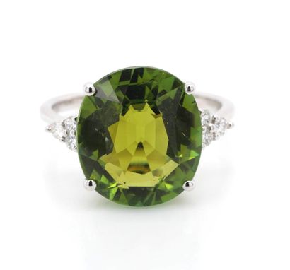 BAGUE en or gris, péridot, diamants.
RING...