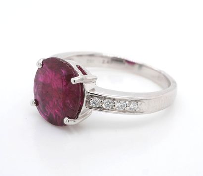 BAGUE en or gris, rubis et diamants.
RING...