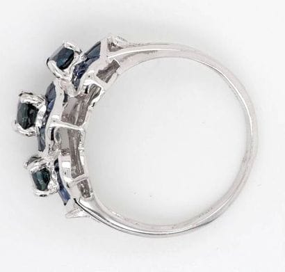 BAGUE en or gris, saphirs et diamants
RING...