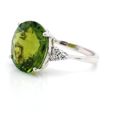 BAGUE en or gris, péridot, diamants.
RING...