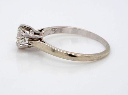 BAGUE solitaire en or gris, diamant.
White...
