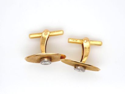 BOUTONS DE MANCHETTES en or jaune et gris,...