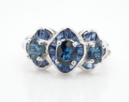 BAGUE en or gris, saphirs et diamants
RING...