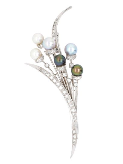 BROCHE en or gris et perles de culture.
White...