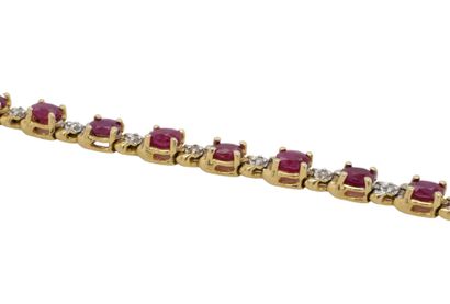 BRACELET en or, rubis, diamants.
BRACELET...