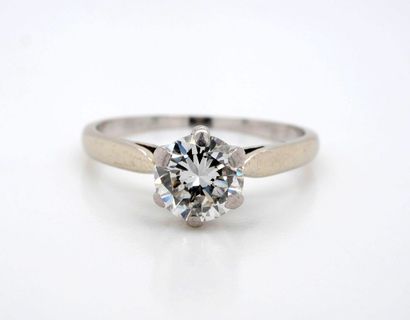 BAGUE solitaire en or gris, diamant.
White...