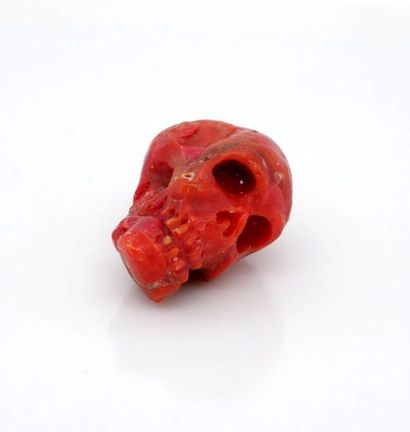 Carved coral VANITY.
Weight: 3.04 g.
(Pierced...