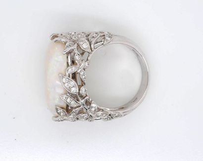 BAGUE en or, opale et diamants.
RING in white...