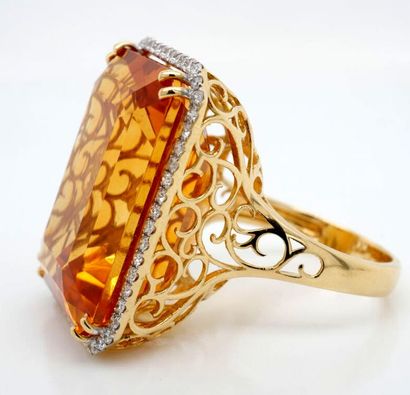 BAGUE en or, citrine et diamants.
Gold cocktail...