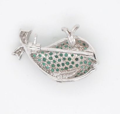 BROCHE pendentif en or gris, émeraudes, diamants.
White...