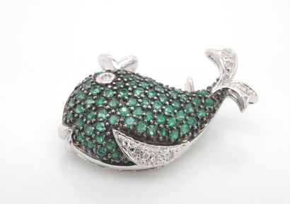 BROCHE pendentif en or gris, émeraudes, diamants.
White...