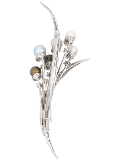 BROCHE en or gris et perles de culture.
White...