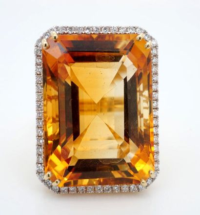 BAGUE en or, citrine et diamants.
Gold cocktail...