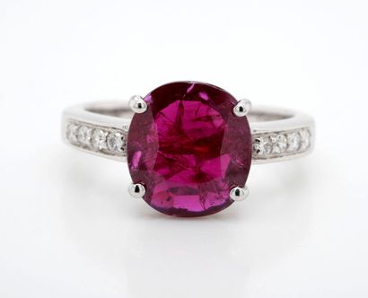 BAGUE en or gris, rubis et diamants.
RING...
