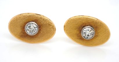 BOUTONS DE MANCHETTES en or jaune et gris,...