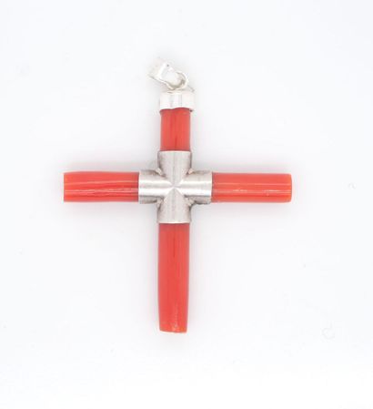 PENDENTIF croix en argent et corail.
Silver...