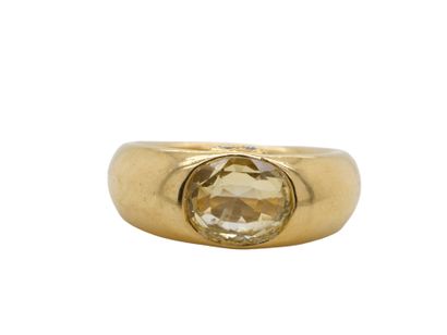 BAGUE en or, saphir jaune.
GOLD RING (750‰)...