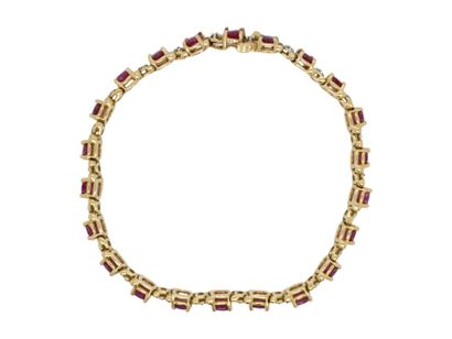 BRACELET en or, rubis, diamants.
BRACELET...