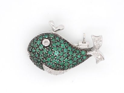 BROCHE pendentif en or gris, émeraudes, diamants.
White...