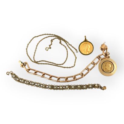 * Lot de BIJOUX en métal doré.
* Lot of GOLDEN...