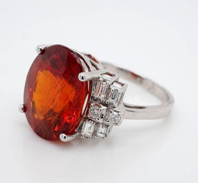 BAGUE en or gris, grenat spessartite, diamants.
RING...