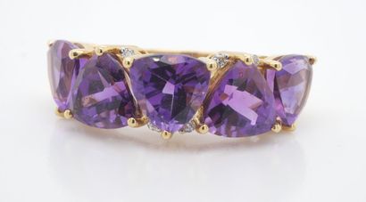 BAGUE en or, améthystes et diamants. 
Gold...