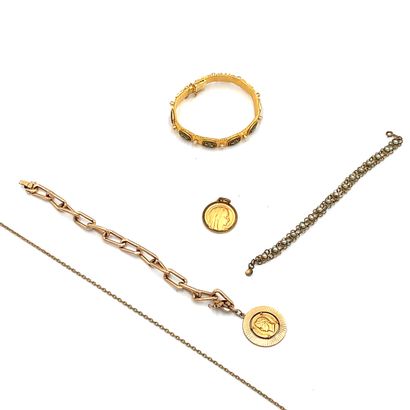 * Lot de BIJOUX en métal doré.
* Lot of GOLDEN...
