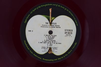 Set of 2 vinyl records
The Beatles Japan
Apple...