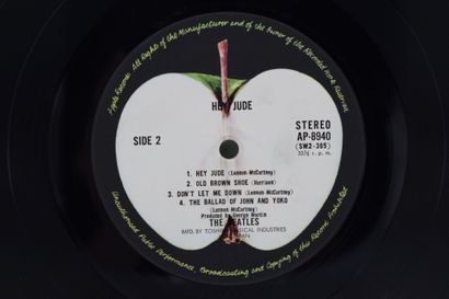 Set of 2 vinyl records
The Beatles Japan
Apple...