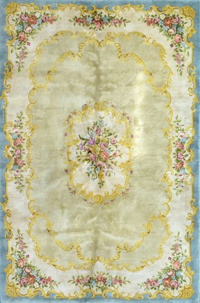 Large TAPIS au point de la Savonnerie (France)...