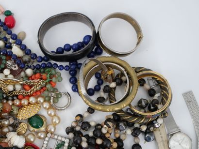 Important lot de bijoux fantaisie comprenant...