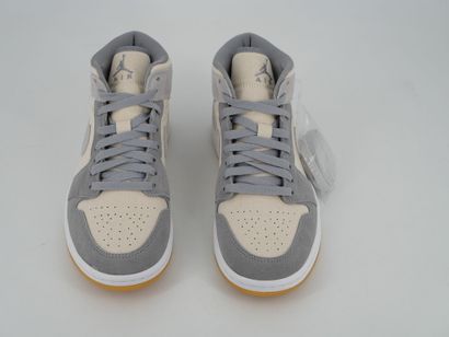 NIKE
Paire de sneakers, Air Jordan 1 Mid,...