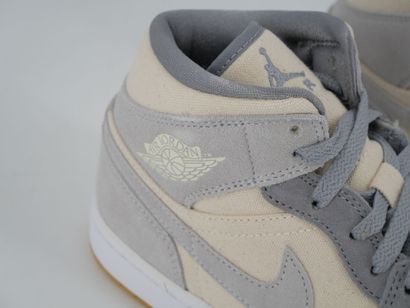 NIKE
Paire de sneakers, Air Jordan 1 Mid,...