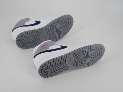 NIKE
Paire de sneakers, Air Jordan 1 Mid,...