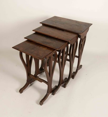 Émile GALLÉ (1846-1904)
Table gigogne à quatre...