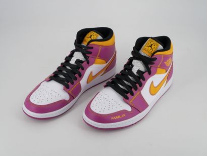 NIKE
Paire de sneakers, Air Jordan 1 Mid,...