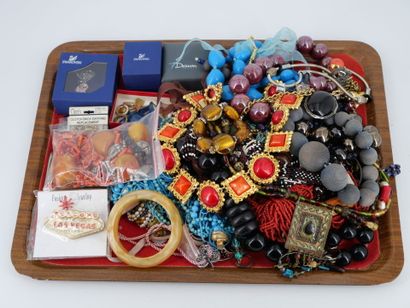 Important lot de bijoux fantaisie comprenant...