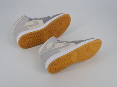NIKE
Paire de sneakers, Air Jordan 1 Mid,...