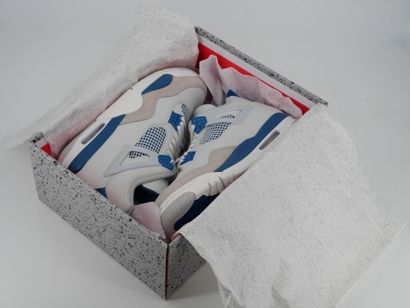 NIKE
Paire de sneakers, Air Jordan 4 Retro,...
