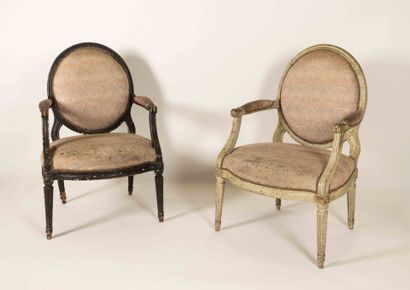 Paire de fauteuils en bois mouluré et laqué,...
