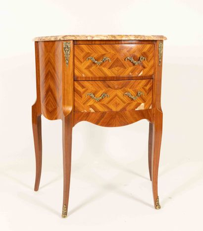 Petite commode d'entre-deux en placage de...