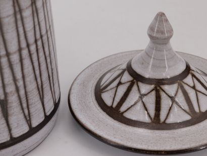 Set of three ceramics including:
- Fernand...