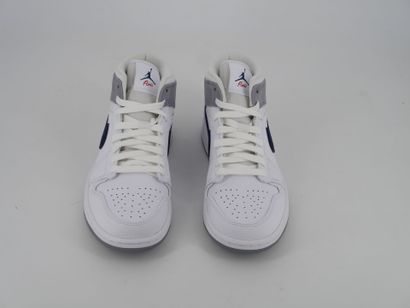 NIKE
Paire de sneakers, Air Jordan 1 Mid,...