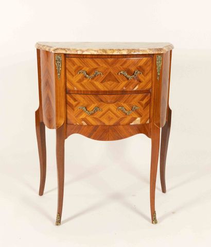 Petite commode d'entre-deux en placage de...