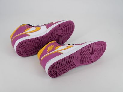 NIKE
Paire de sneakers, Air Jordan 1 Mid,...