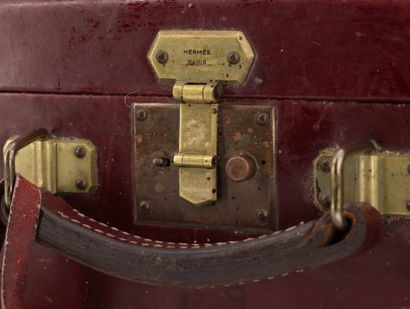 HERMÈS Paris
Petite valise gainée de cuir...