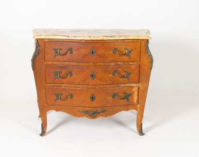 Commode en placage de bois de rose et marqueterie...