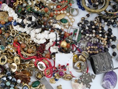 Important lot de bijoux fantaisie comprenant...